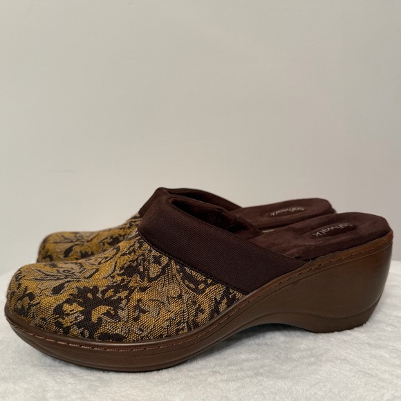 SoftWalk Size 9 Brown and Gold Patterned Mules - Picture 3 of 11